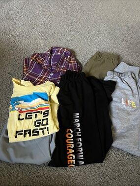 Boys shirt , sweatpants and shirts size (120) 5/6 Read description